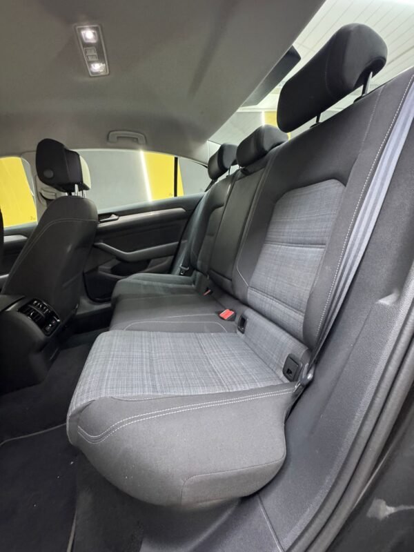 VOLKSWAGEN Passat 1.6