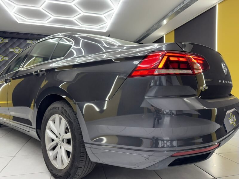 VOLKSWAGEN Passat 1.6