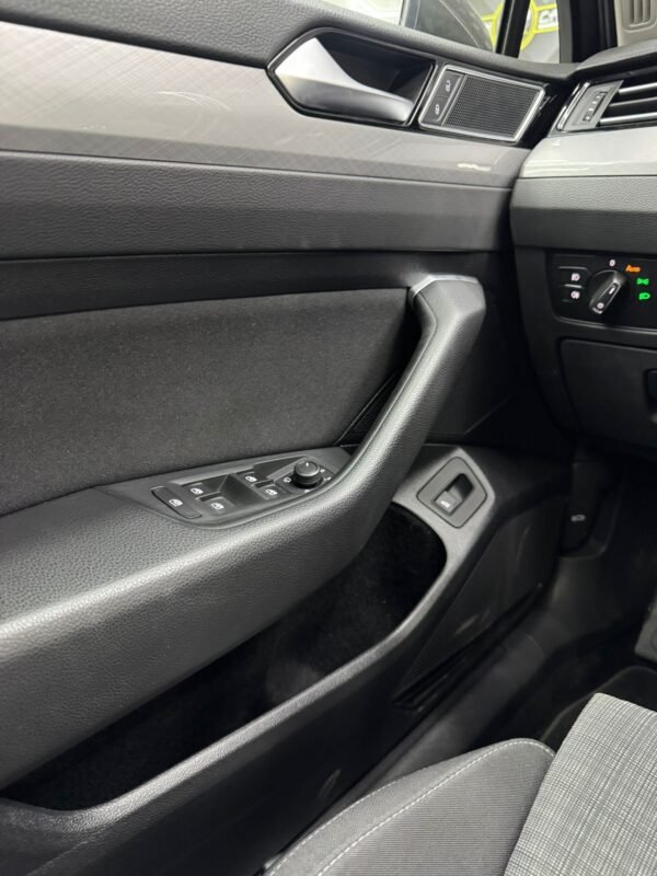 VOLKSWAGEN Passat 1.6